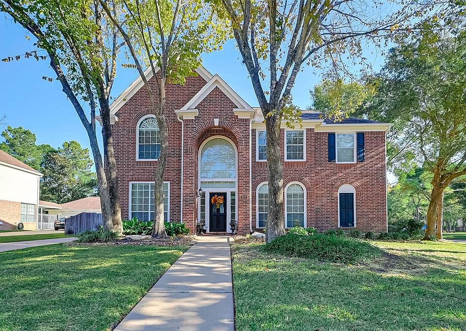 Welcome to 4431 Ruttand Park Ln. in Bayou Crossing of Cinco Ranch!