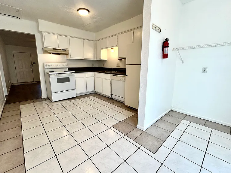 1602 Cloverdale Cir — Photo 2