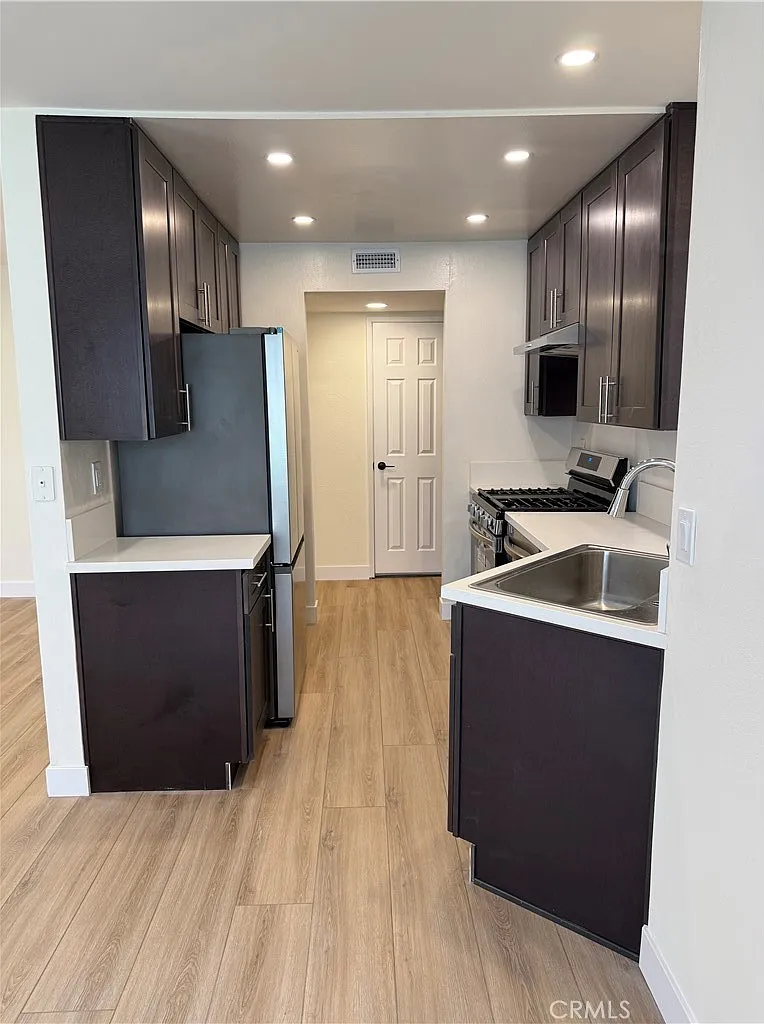 2 bed, 880 sqft, $3,150 — Photo 3