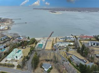 31 Harbour Rd, Great Neck, NY 11024