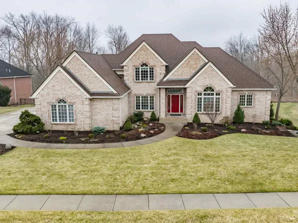 320 Royal Crest Dr, Fort Wayne, IN 46814
