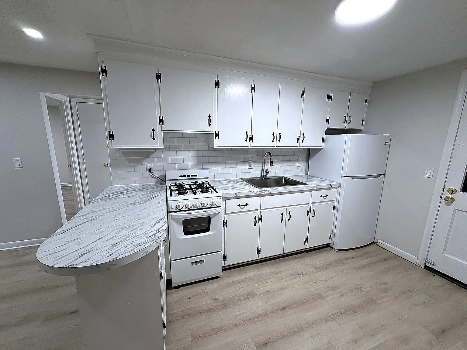 2 bed, 750 sqft, $2,100 — Photo 4