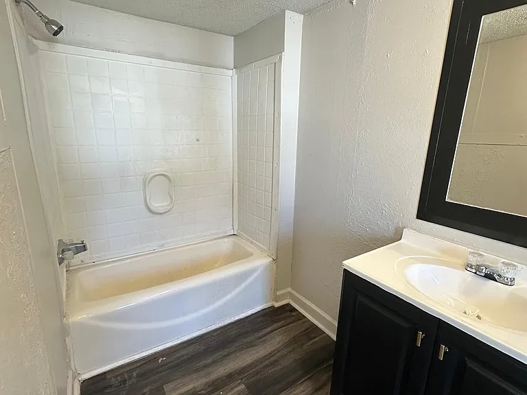 472 Sarah St — Photo 6