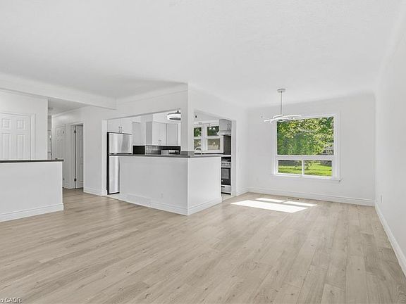 5th image of 49 Beverly Cres