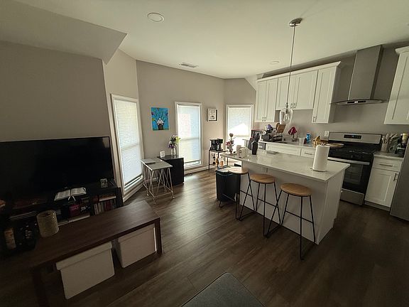 3rd image of 1839 N Oakland Ave APT 2