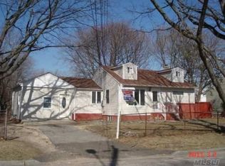 22 Saint Andrews Dr, Brentwood, NY 11717