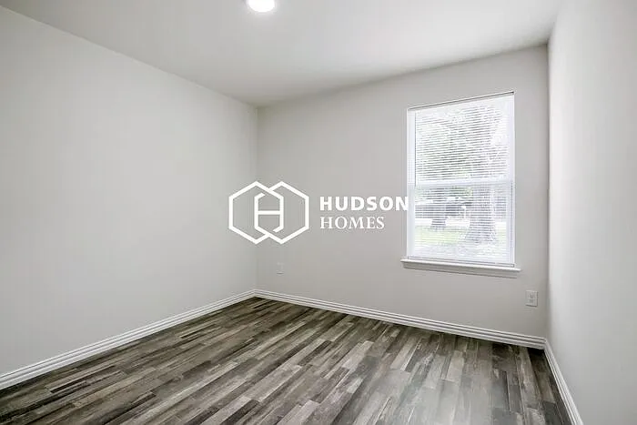318 Bay Ct — Photo 8