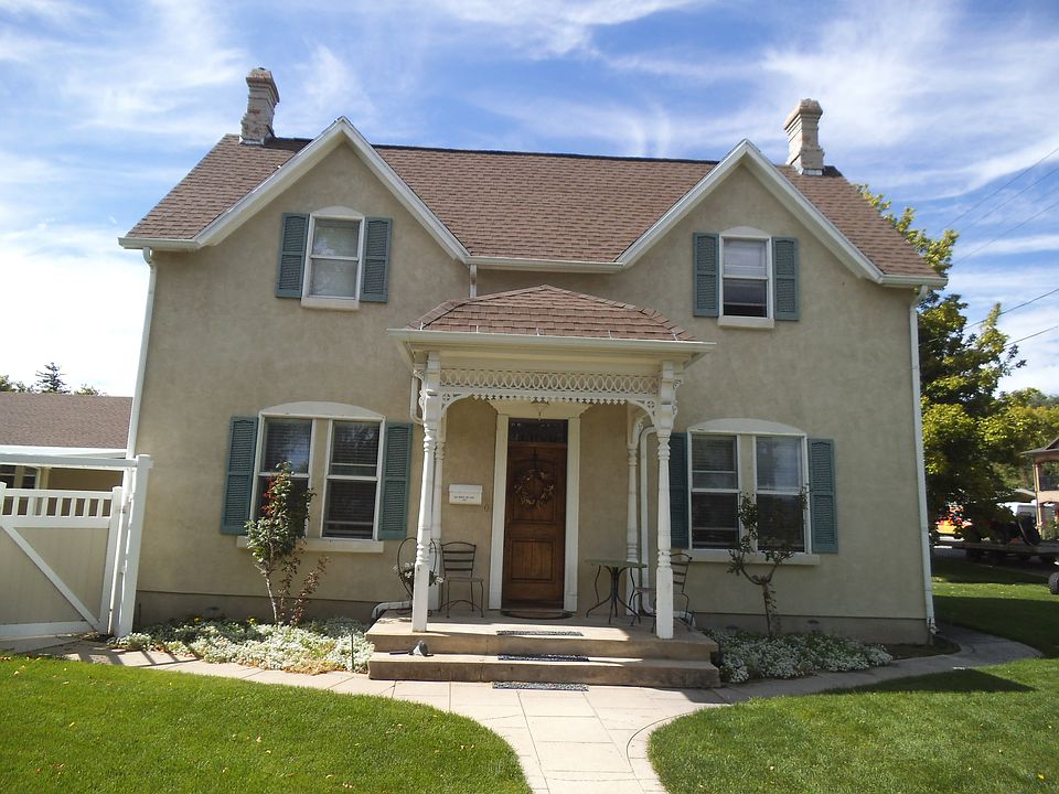 Amazing curb appeal!