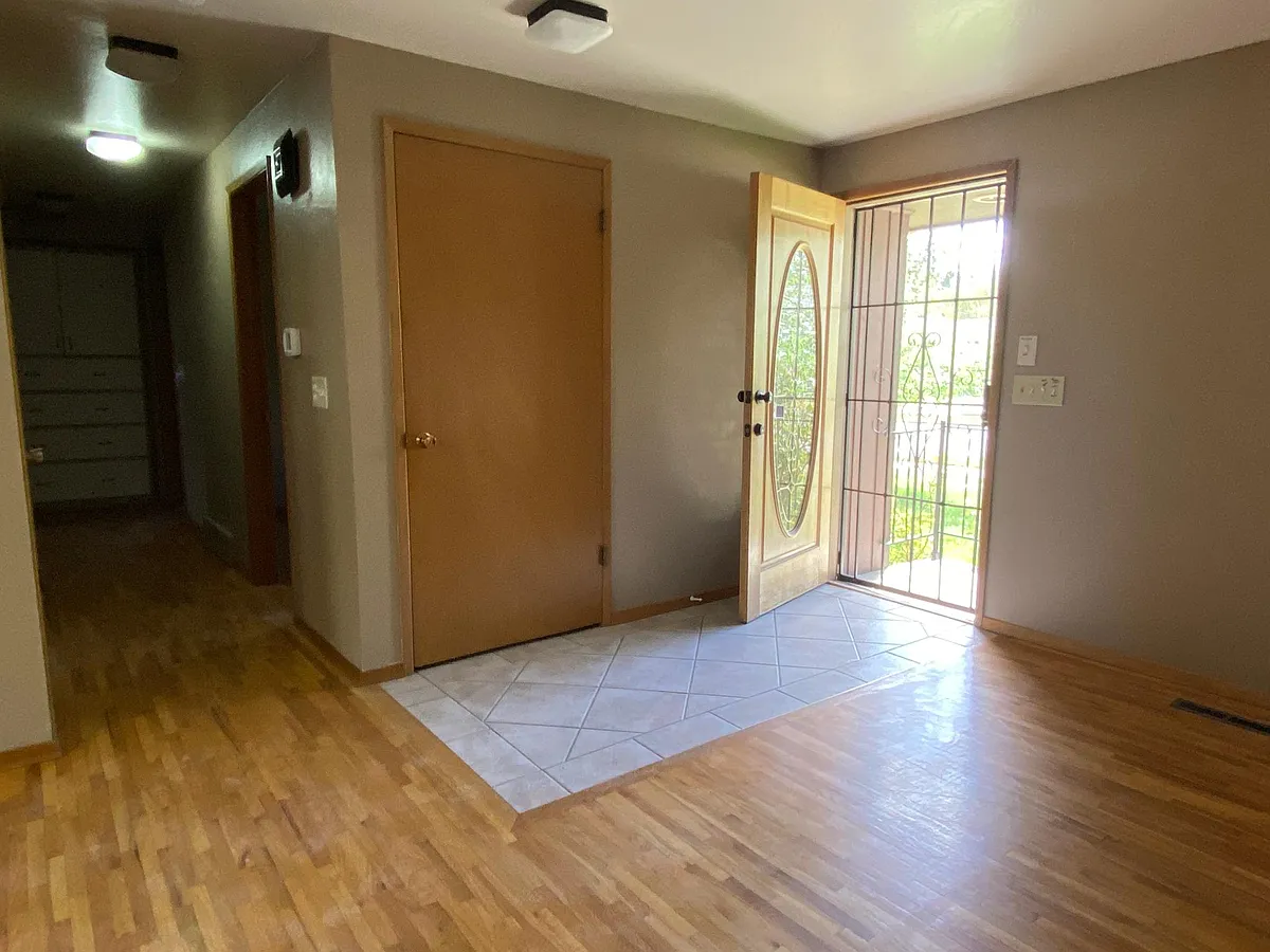Entryway, Living Room - 905 E McFarland Ave
