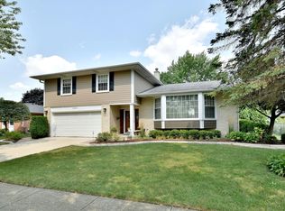 2202 E Robinhood Ln, Arlington Heights, IL 60004