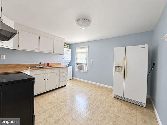 5th image of 109 Caroline Ave APT B