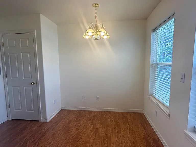 465 Taft — Photo 13