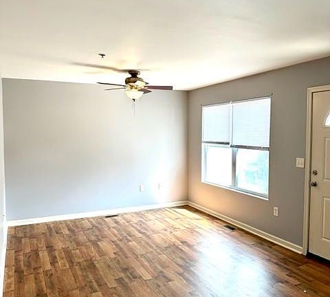558 Broadway, Apt 4 - Liv Rm