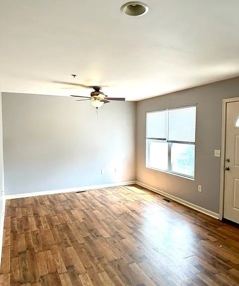 558 Broadway, Apt 4 - Liv Rm
