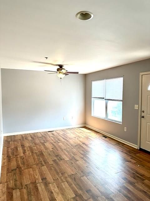 558 Broadway, Apt 4 - Liv Rm