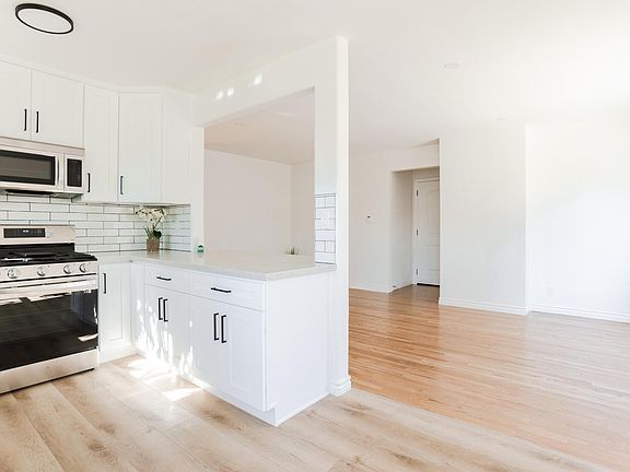 3rd image of 724 N Edinburgh Ave