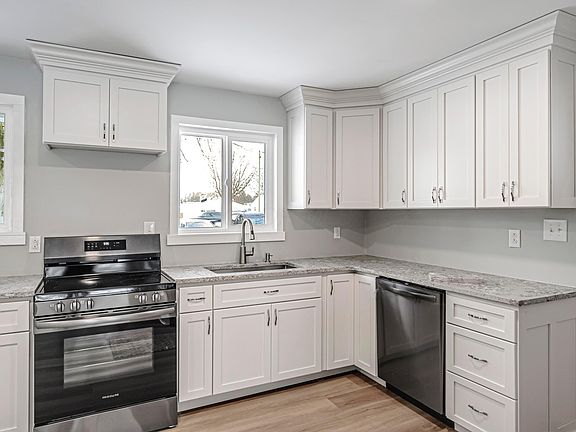 3rd image of 376 Forest Lawn Blvd