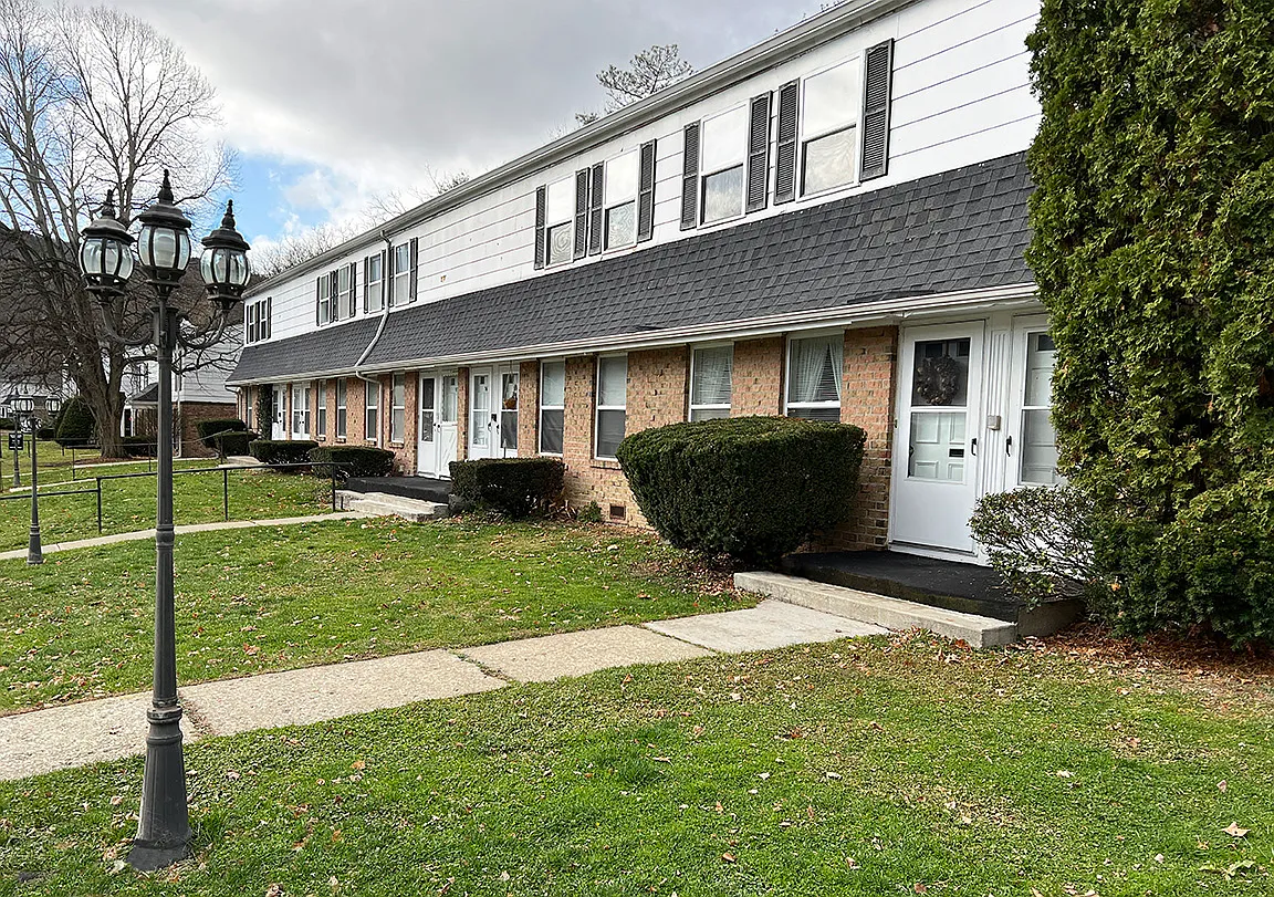 Woodland Apartments — Photo 1