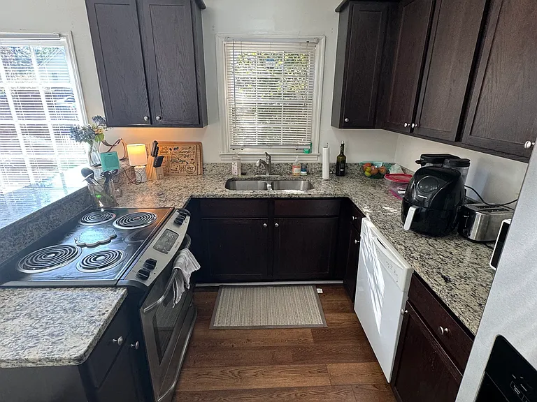 525 Waddell St #10 — Photo 7