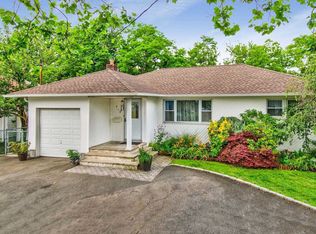 918 Barry Dr W, Valley Stream, NY 11580