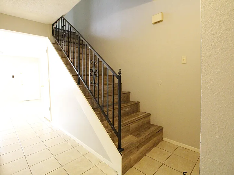 513 S Beverly St #C — Photo 10