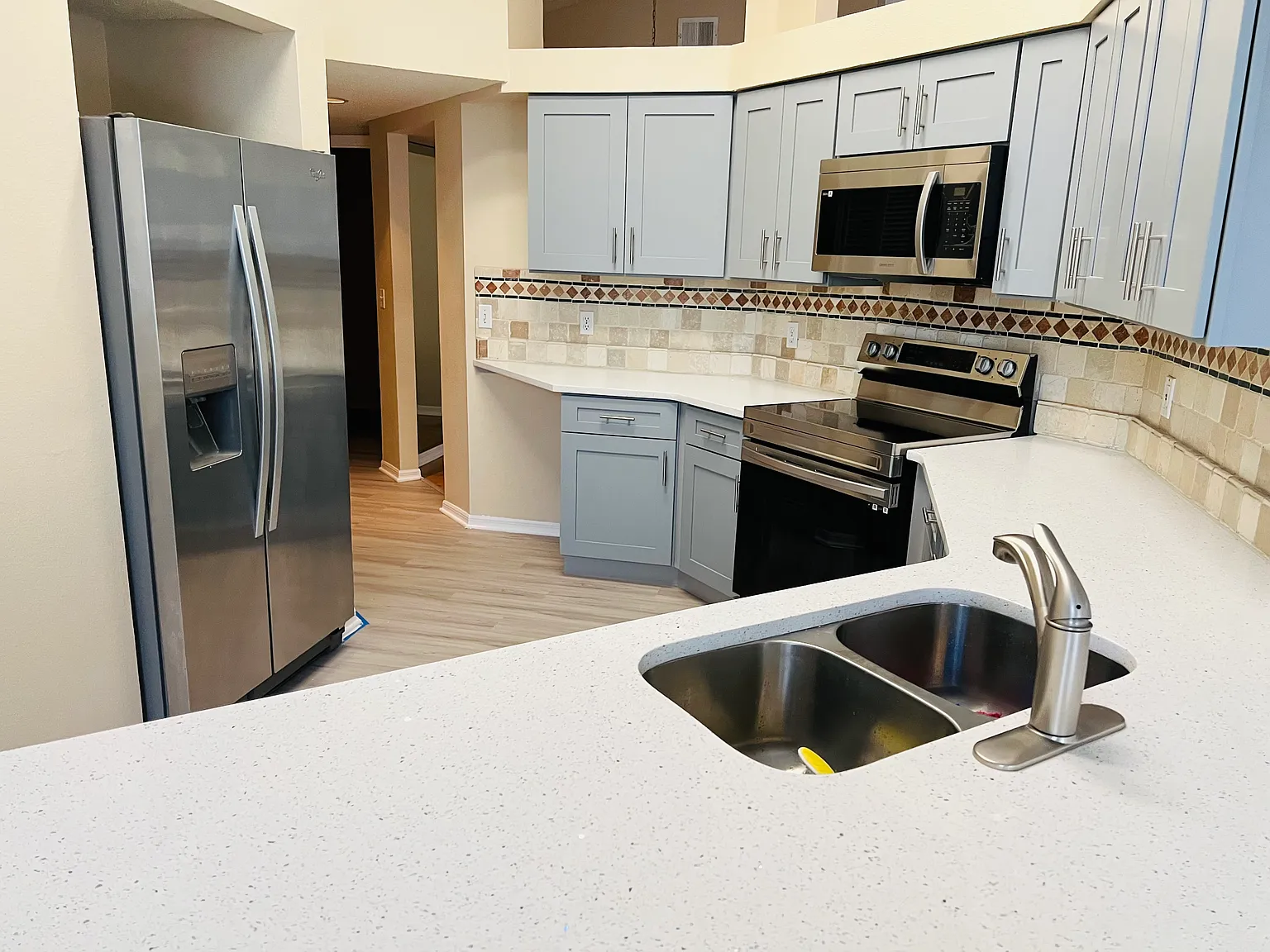 3 bed, 1719 sqft, $3,100 — Photo 2