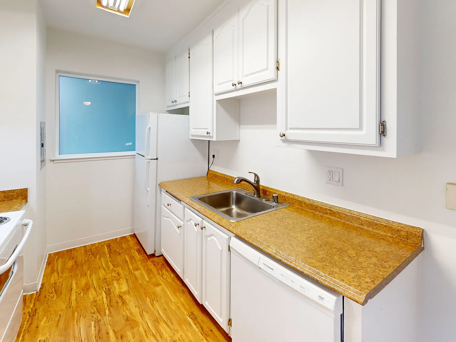 Top-Floor 2BR/2BA in Novato | Deck | Air Conditioning | Pet Friendly — Photo 3