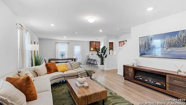 3 bed, 2.5 bath, 2100 sqft, $1,995 — Photo 4