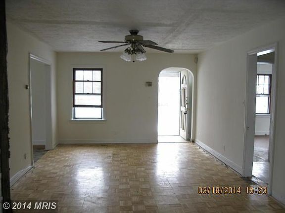 3rd image of 2621 Parkland Dr