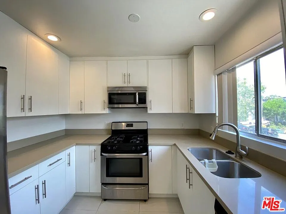 3 bed, 2.0 bath, 1264 sqft, $3,758 — Photo 3