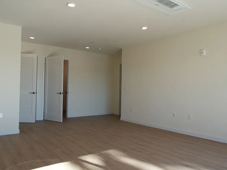 Brand New Luxury Homes! W/D, Balcony & Parking! — Photo 18