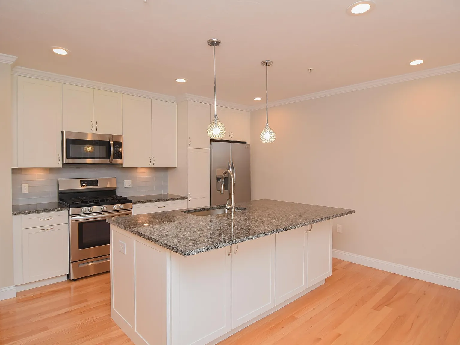 3 bed, 3.5 bath, 2292 sqft, $4,800 — Photo 4