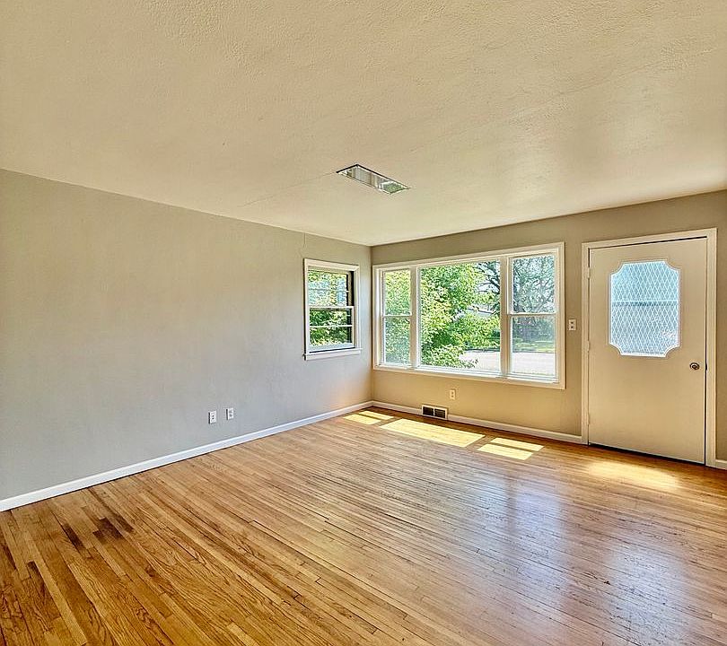 1st image of 739 4th St NE