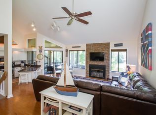 929 Duck Pond Rd, Fontana, WI 53125