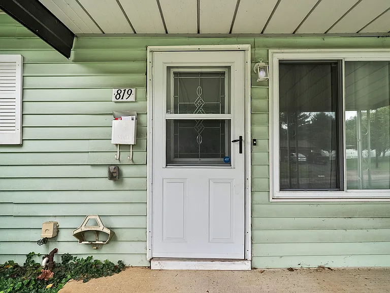 819 Pleasant Dr — Photo 4