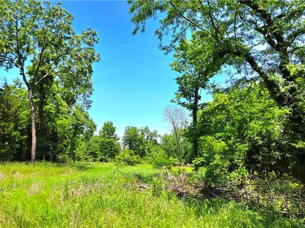 1 Shady Hollow Dr, Linn Valley, KS 66040