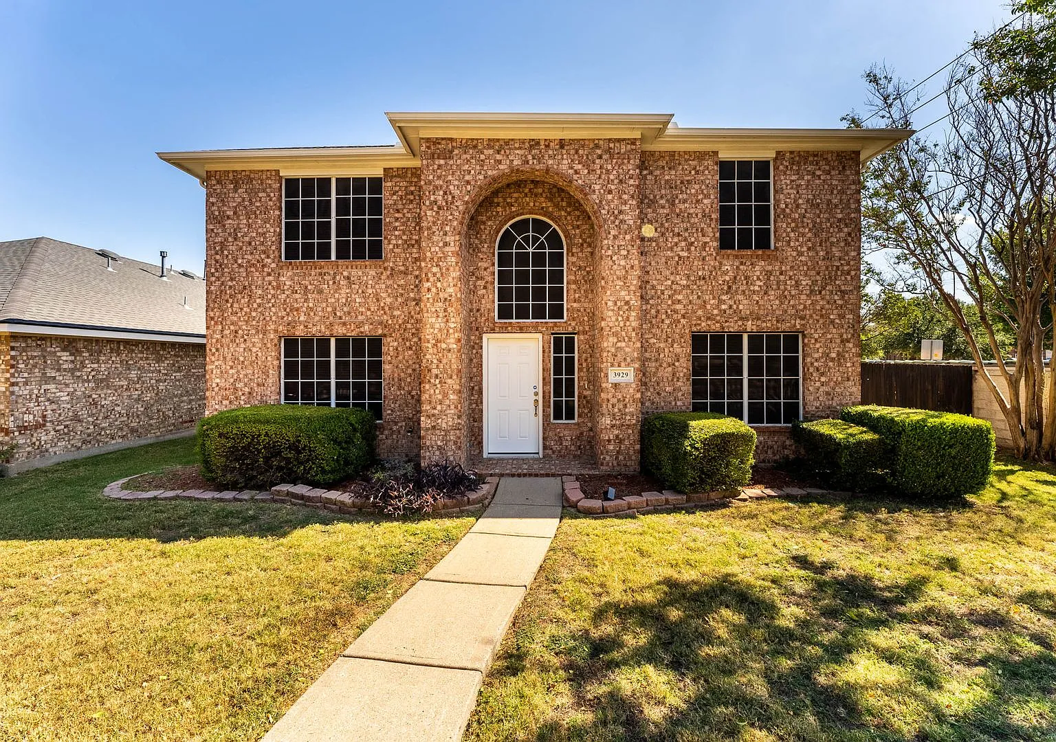 Beautiful 3 bed 2.5 Corner Home Ready to Move-In! — Photo 1