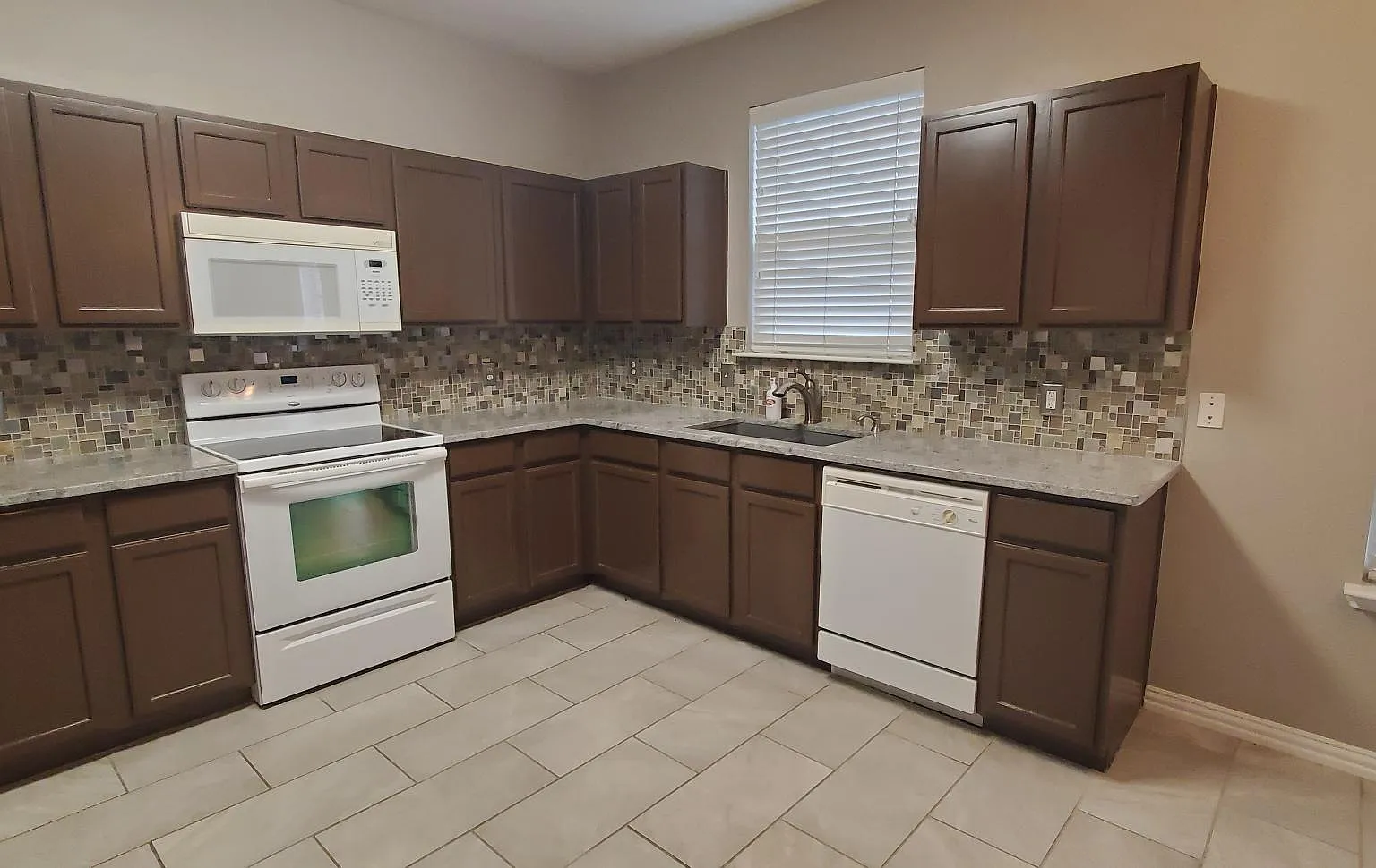 3 bed, 2.5 bath, 2255 sqft, $2,700 — Photo 4