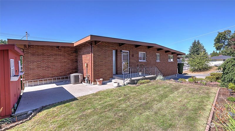 3rd image of 678 Sunset Boulevard NE