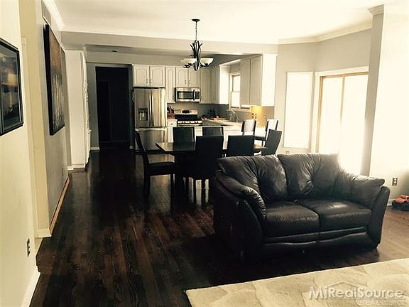 3rd image of 213 Victoria Ct