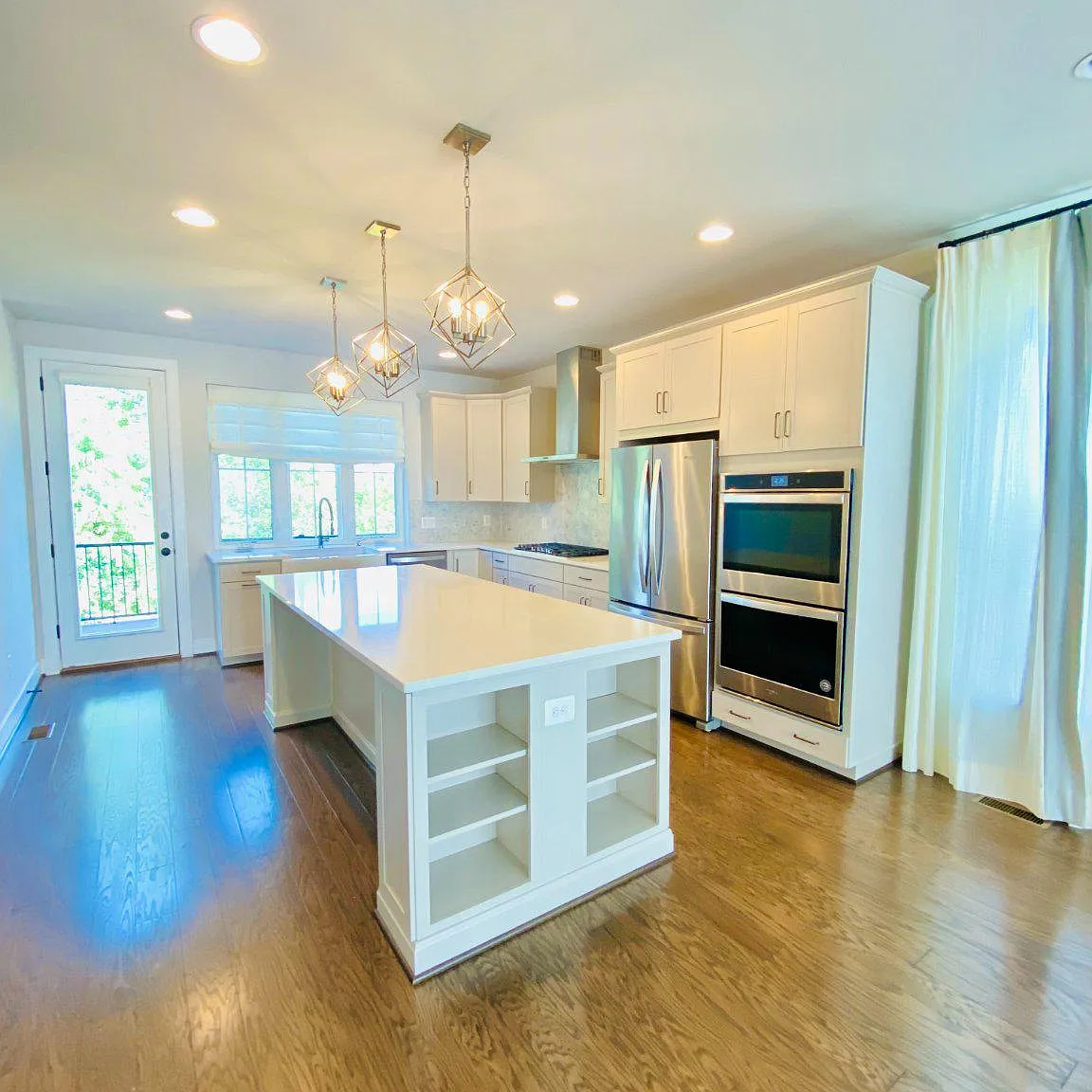 4 bed, 4.5 bath, 2348 sqft, $5,100 — Photo 2