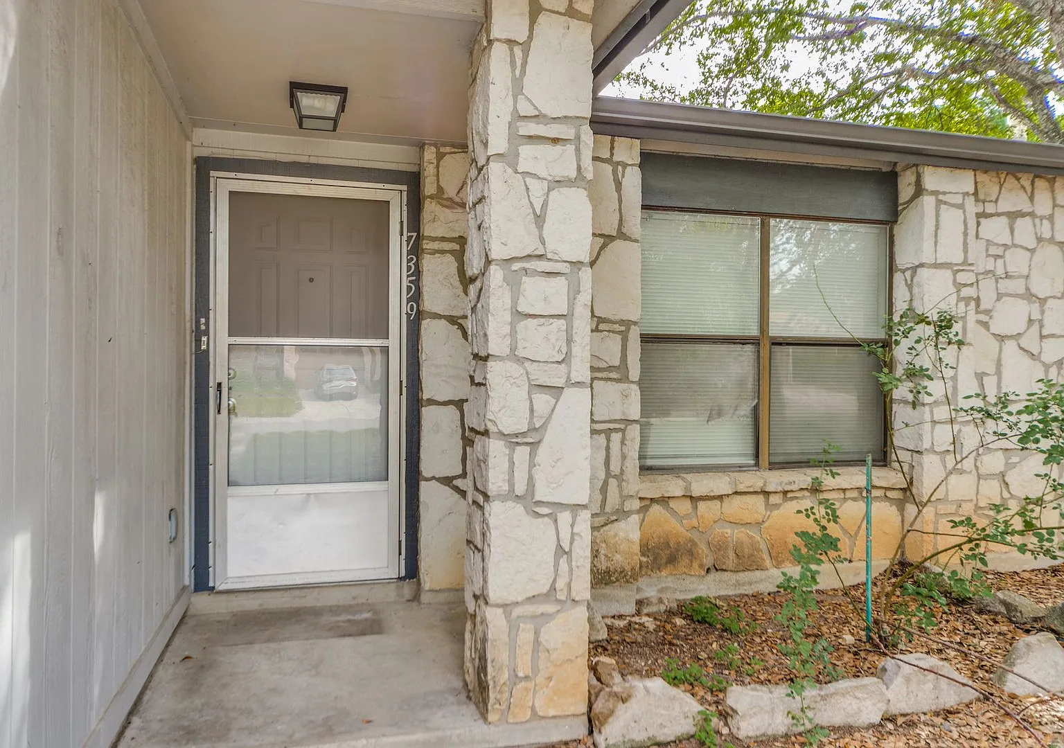Welcome home to this charming single-story home in Hunters Chase — Photo 3