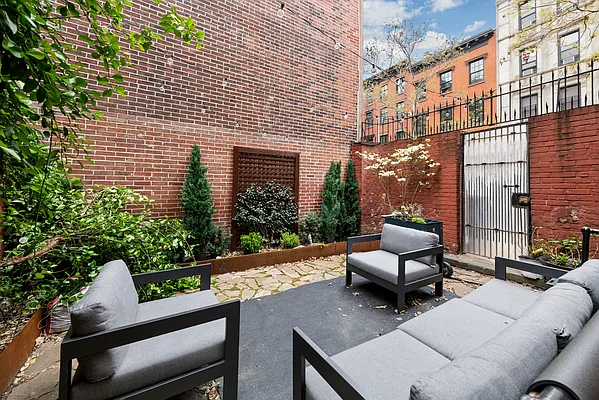 Rented by SERHANT. | media 8