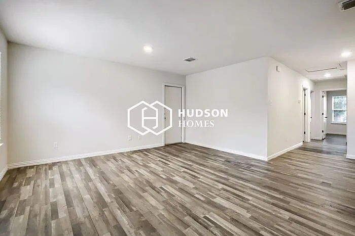 3 bed, 1.0 bath, 838 sqft, $1,149 — Photo 4