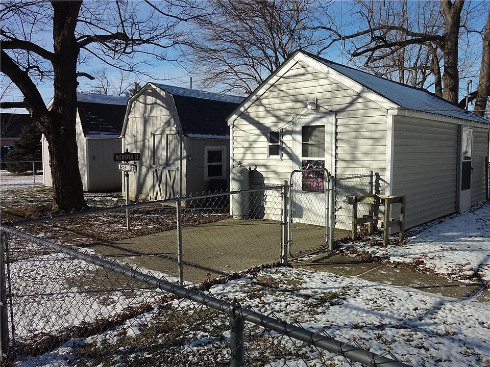 2nd image of 901 N Broadway St