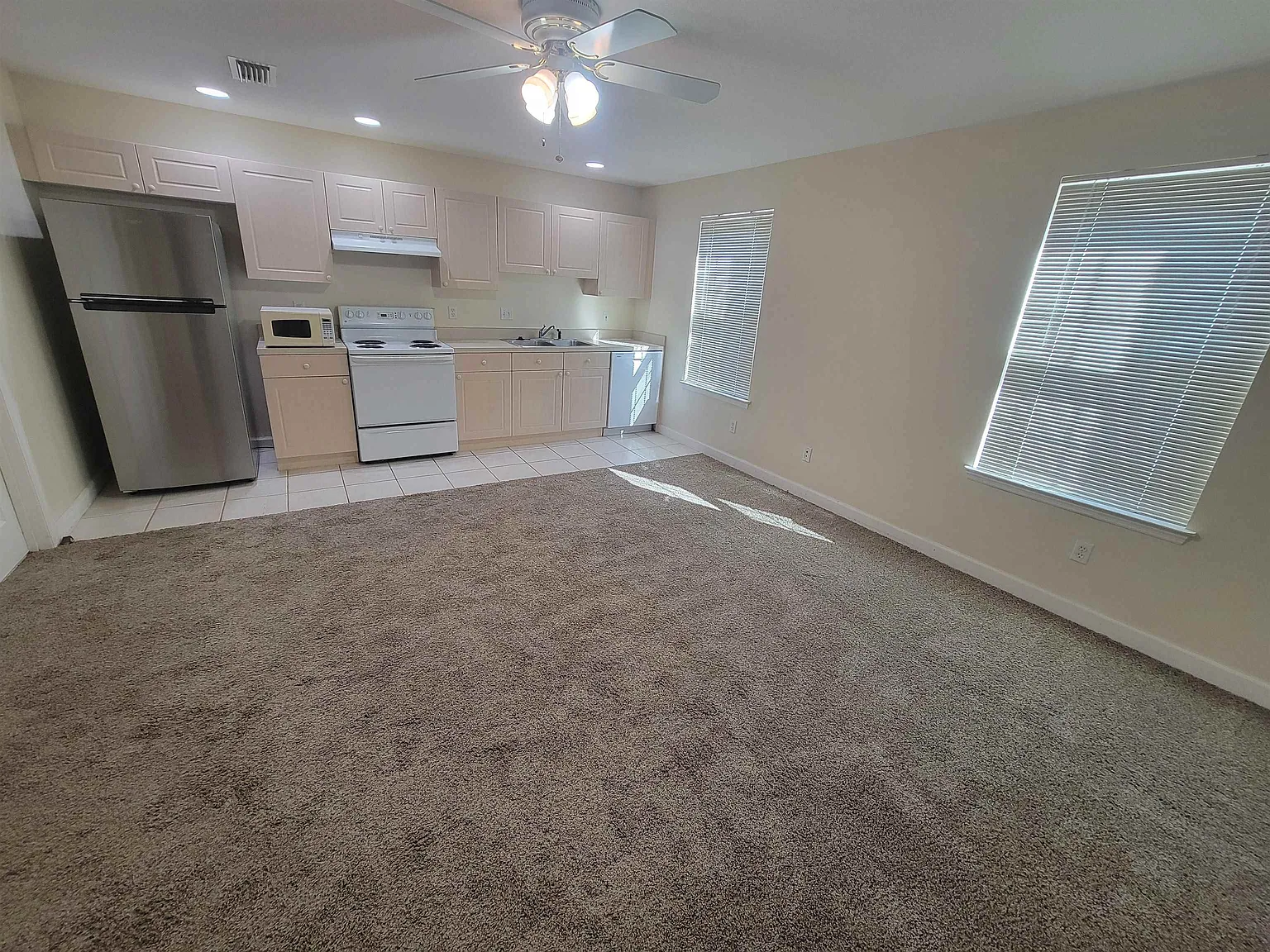 Studio, 1.0 bath, 420 sqft, $1,000 — Photo 3
