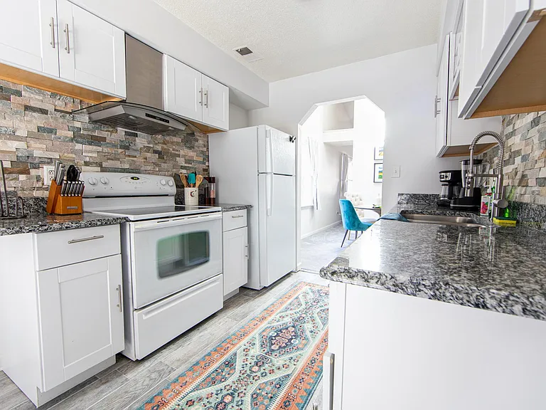 817 Chalk Ct — Photo 12