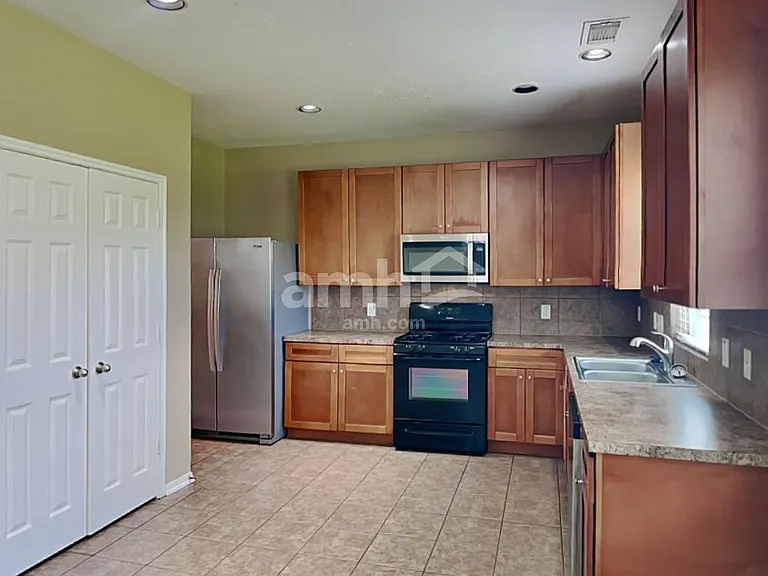1927 Makenna Ln — Photo 3