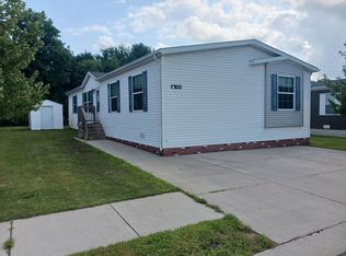 9668 Townsquare Blvd, Fenton, MI 48430