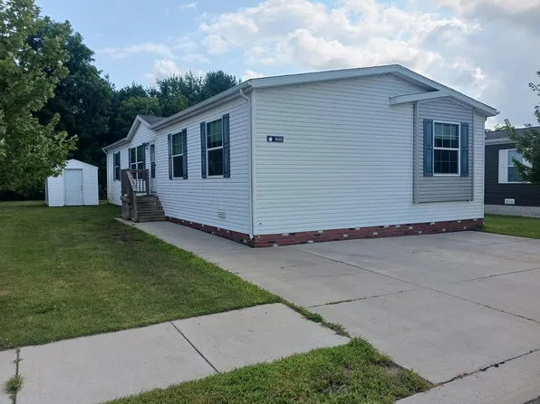 9668 Townsquare Blvd, Fenton, MI 48430